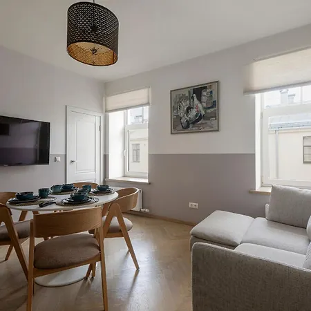 Elegant In Quiet Center Apartment *