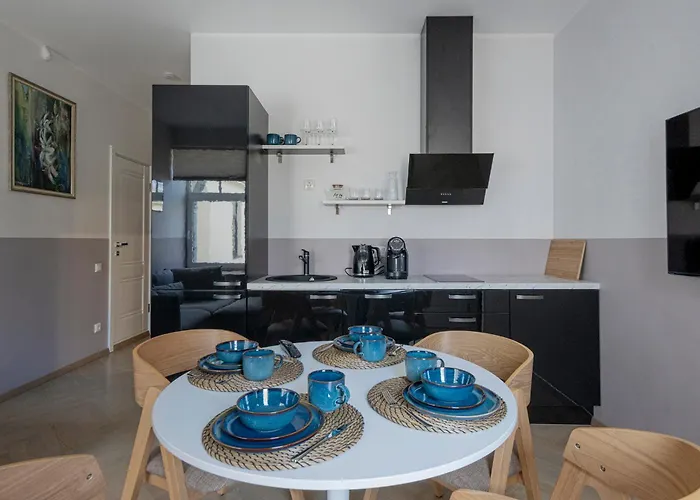 Elegant In Quiet Center Apartment